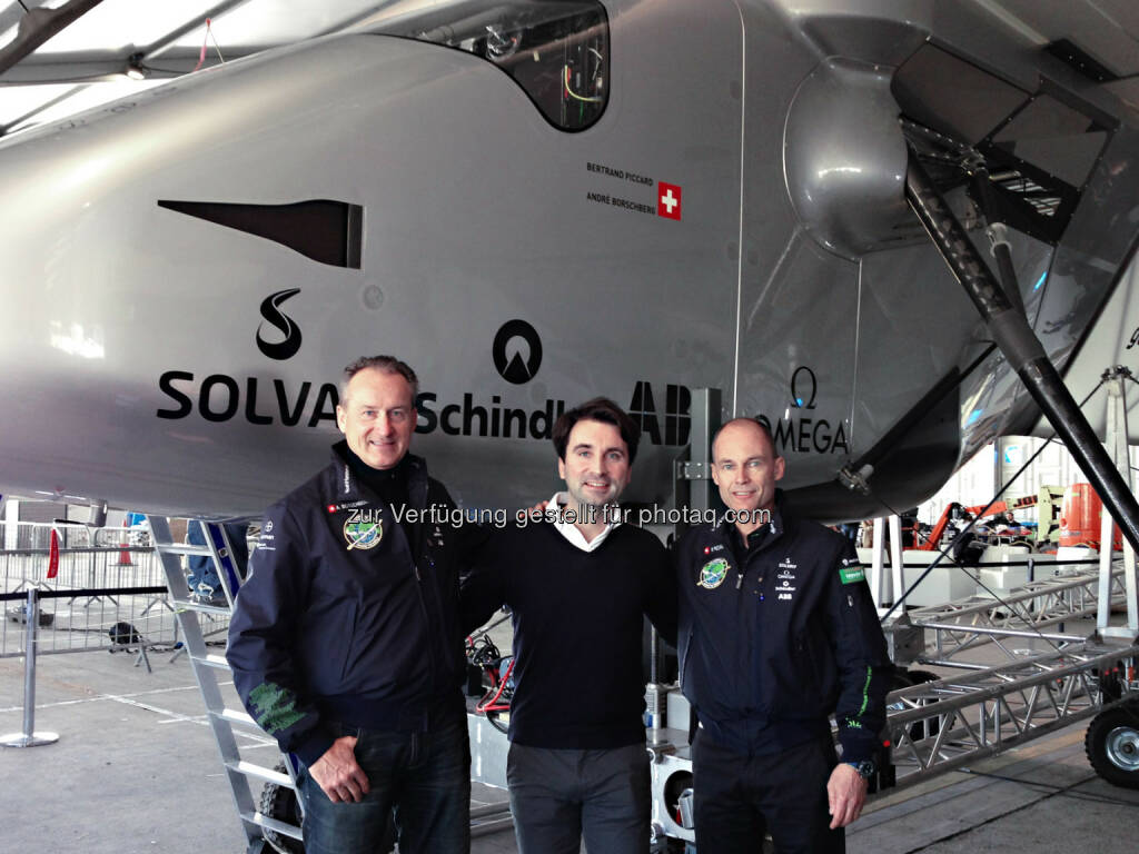 André Borschberg (Solar Impulse Pilot), Michael Uher (Marketingleiter der Schindler Aufzüge und Fahrtreppen GmbH), Bertrand Piccard (Solar Impulse Pilot) : Mit frischem Wind in Kommunikation und Marketing hoch hinaus : Neben der kommunikativen Begleitung des revolutionären Projekts „Solar Impulse 2“ und der Entwicklung eines Solaraufzugs machte Schindler auch mit einem neuen Werbespot auf sich aufmerksam : Fotocredit: Schindler Aufzüge und Fahrtreppen GmbH, © Aussender (24.09.2015) 