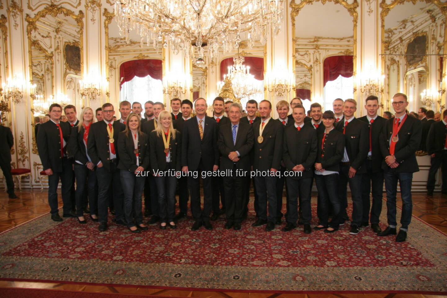 Das österreichische Team für WorldSkills 2015 mit Bundespräsident Fischer und WKÖ-Präsident Leitl : WorldSkills 2015: Bundespräsident ehrte Berufsweltmeister in die Hofburg : WKÖ-Präsident Leitl: Teilnehmer bei Berufsweltmeisterschaften sind Botschafter für den Wirtschaftsstandort Österreich : Fotocredit: WKÖ/Presseabteilung/Leithner