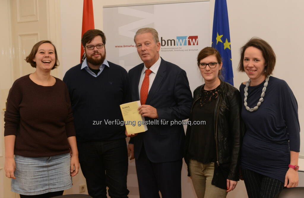 BM Reinhold Mitterlehner mit dem Vorsitzteam der ÖH : Soziale Lage der Studierenden konsequent verbessern : Wissenschaftsminister empfängt neue ÖH-Bundesspitze zum Antrittsbesuch - Aufstockung des Sozialfonds für Studierende beschlossen : Fotocredit: Bmwfw/Holzer, © Aussendung (25.09.2015) 