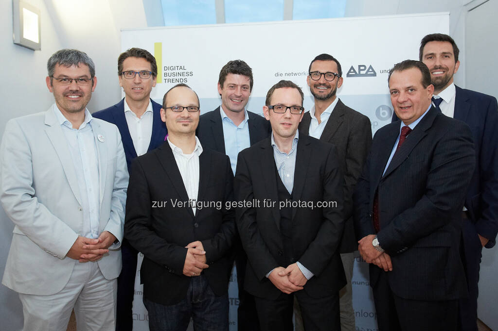 Siegfried Stepke (e-dialog), Gregor Sideris (IBM Österreich), Olaf Nitz (Erste Bank), Alexis Johann (styria digital one), Andreas Ban (GroupM), Thomas Peischl (ING-DiBa), Thomas Stern (Moderator, Braintrust), Wolfgang Sturm (A1 Telekom Austria) : Digital Marketing: Mehr Aufmerksamkeit im Werbe-Tsunami : Mehr Mut bei Podiumsdiskussionen : Lieber einmal daneben greifen, als gar nicht beachtet werden – Bedeutung von Content wird unterschätzt. Einfach ausprobieren, auch wenn es einmal schief geht, rieten Experten gestern, Donnerstagabend, bei einem Event der Plattform Digital Business Trends in Wien : Fotocredit: APA-Fotoservice/Preiss, © Aussender (25.09.2015) 