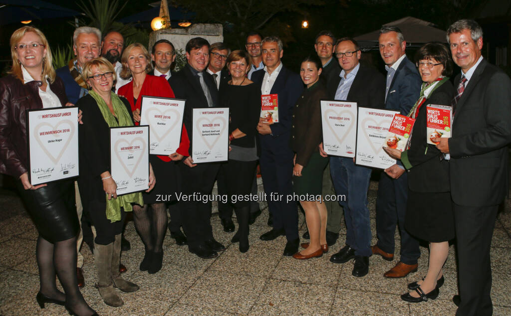 Ulrike Hager („Wirtshausführer Weinmensch 2016, Regionales Weinkomittee Weinviertel), Ingrid und Franz Paier („Wirtshausführer Weinwirt 2016 Kärnten, Zellot), Ingrid und Gottfried Bachler („Wirtshausführer Wirt 2016, Restaurant Bachler), Christian Benger (Tourismus-Landesrat), Gerhard Josef und Gerhard Wohlmuth („Wirtshausführer Winzer 2016, Weingut Wohlmuth, Sausal), Bernadette und Franz Weinzirl („Wirtshausführer Weinwirt 2016 Wien), Wolfgang Tammegger (Römerquelle), Sophie Hartl  (ÖWM), Thomas Lanzer und Otwald Preis („Wirtshausführer Produzent 2016, Styria Beef), Gerhard Knobl („Wirtshausführer Weinwirt 2016 NIederösterreich, Goldenes Bründl), Renate Wagner-Wittula und Klaus Egle (beide Herausgeber Wirtshausführer 2016) : Wirtshausführer 2016 Präsentation: Wirtshaus im Spannungsfeld „Fleisch total versus voll vegan : Fotocredit: GOURmedia, Wagner & Egle Ges.N.B.R/APA-Fotoservice/Jannach, © Aussender (28.09.2015) 