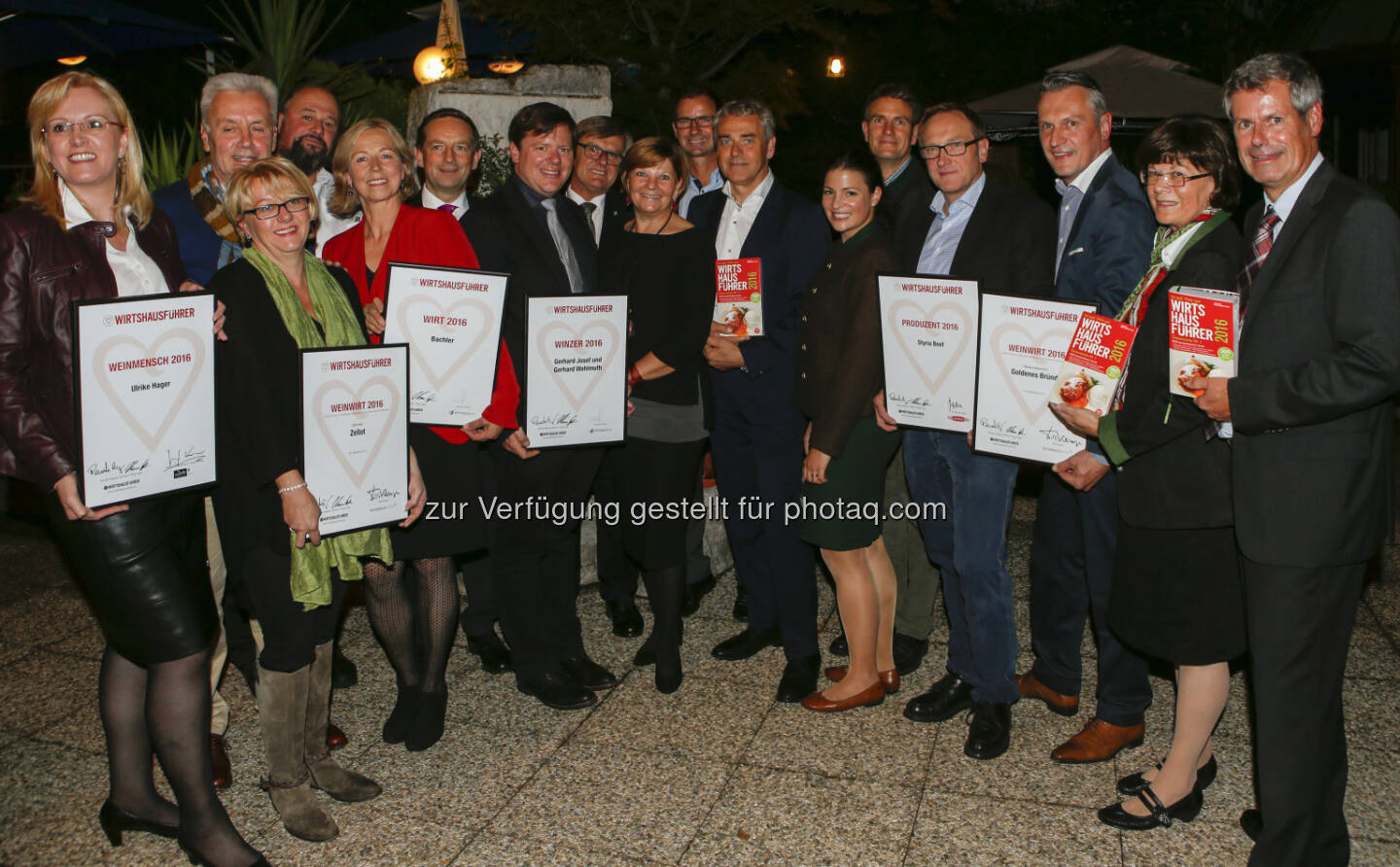 Ulrike Hager („Wirtshausführer Weinmensch 2016, Regionales Weinkomittee Weinviertel), Ingrid und Franz Paier („Wirtshausführer Weinwirt 2016 Kärnten, Zellot), Ingrid und Gottfried Bachler („Wirtshausführer Wirt 2016, Restaurant Bachler), Christian Benger (Tourismus-Landesrat), Gerhard Josef und Gerhard Wohlmuth („Wirtshausführer Winzer 2016, Weingut Wohlmuth, Sausal), Bernadette und Franz Weinzirl („Wirtshausführer Weinwirt 2016 Wien), Wolfgang Tammegger (Römerquelle), Sophie Hartl  (ÖWM), Thomas Lanzer und Otwald Preis („Wirtshausführer Produzent 2016, Styria Beef), Gerhard Knobl („Wirtshausführer Weinwirt 2016 NIederösterreich, Goldenes Bründl), Renate Wagner-Wittula und Klaus Egle (beide Herausgeber Wirtshausführer 2016) : Wirtshausführer 2016 Präsentation: Wirtshaus im Spannungsfeld „Fleisch total versus voll vegan : Fotocredit: GOURmedia, Wagner & Egle Ges.N.B.R/APA-Fotoservice/Jannach