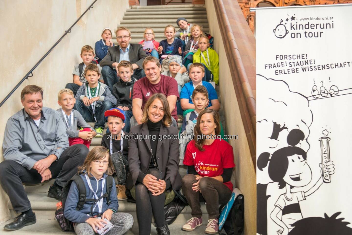 Wolfgang Neubauer (Ludwig Bolzmann Institut), Peter Fritz (Standortleiter Schallaburg), Immo Trinks (Ludwig Bolzmann Institut), Tatjana Tölly (Stiftung Kaiserschild), Johanna Strahlhofer (Kinderbüro Universität Wien) mit Kindern : Die Kinderuni on Tour ist von 28. September bis 2. Oktober in Niederösterreich unterwegs : Fotocredit: Kinderbüro Universität Wien/APA-Fotoservice/Haslinger