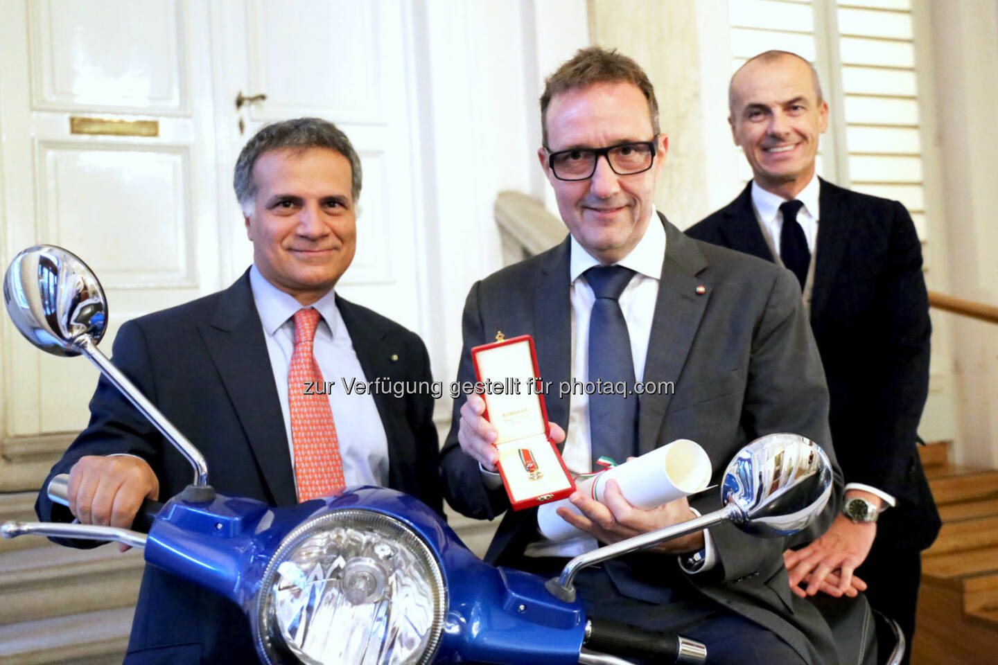 Giorgio Marrapodi (Botschafter Italiens), Josef Faber, Gianluca Fiume (Executive Vize President Piaggio Group) : Österreichischer Unternehmer erhält „Ordine della stella d’Italia“ : Josef Faber erhält höchste Auszeichnung der Republik Italien : Fotocredit: (c) Faber GmbH