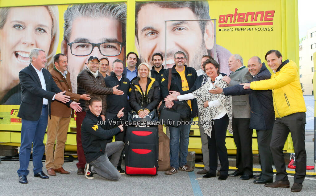 Das Antenne Moderatoren-Team Axmann, Wallis, Schmidt flankiert von Alexander Pongratz, Anton Grübler (Pongratz Bau), Peter Huber (Messe Graz), Wolfgang Semmler (Semmler Containervermietung), Gottfried Bichler (Antenne), Armin Egger (Messe Graz), Heinz Ulbl, Daniela Müller-Mezin, Friedrich Jerich (Jerich Trans), Rudolf Kuzmicki (Antenne), Klaus Schweighofer (Styria Media Group) : Das höchste schwebende Studio Österreichs: Antenne Steiermark startet Mission Kran : Eine Woche lang leben die Antenne Muntermacher in an einem Kran schwebenden Container in 15 Meter Höhe und moderieren von dort aus, dem höchsten schwebenden Sendestudio Österreichs : Fotocredit: GEPA pictures/ Christian Walgram, © Aussender (28.09.2015) 