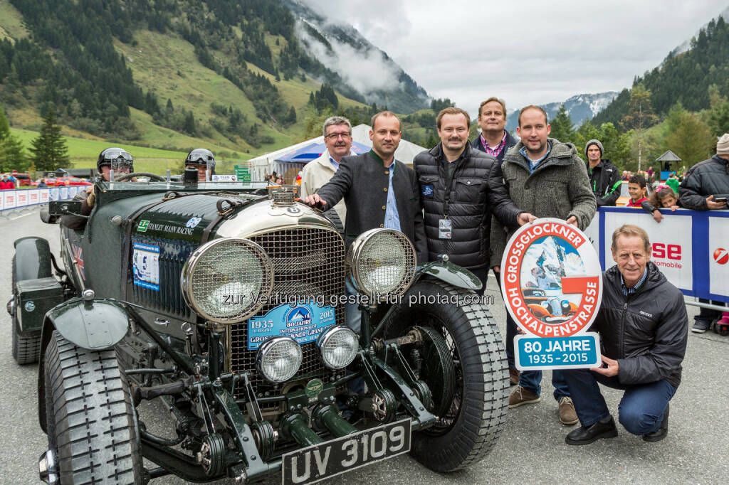 Rudolf Hollaus (Obmann Tourist Information Großglockner-Zellersee), Thomas Noel (techn. Dir. Großglockner Hochalpenstraßen AG), Thorsten Weinelt (Leiter Wealt Management Deutschland Hypovereinsbank – Unicredit Bank AG - Hauptsponsor), Marcus Herfort (Klassik-Koordinator und Veranstalter), Hannes Schernthaner (Bgm. Gem. Fusch an der Großglocknerstraße), Josef Schachner (Bgm.Gem. Heiligenblut am Großglockner), Im Bentley No. 5 - Baujahr 1929 mit 4,5 Liter Motor, dem Eröffnungswagen 2015:  Gabi Sprey, Ewald Sprey aus Deutschland : Großglockner-Erstürmung im Neu-Schnee mit Rekord-Starterfeld : Zum 80. Jubiläum der Großglockner Hochalpenstraße lockte der 7. Internationale Großglockner Grand Prix als Großer Preis von Österreich nach Fusch und Ferleiten : Fotocredit: grossglockner.at/Hey, © Aussendung (28.09.2015) 