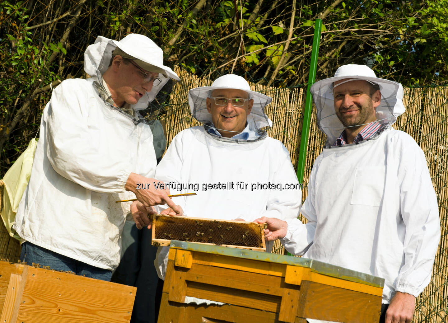 Felix Munk,(Stadtimker), Thomas Lackner, Günther Weiß (beide Vorstände HDI Versicherung AG) : Erste Honigernte auf HDI Versicherung AG Firmengelände : 283 Kilogramm „süßes Gold“ gehen jetzt in die Verarbeitung : Fotocredit: HDI Versicherung AG/Wilke