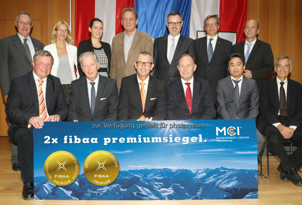 Vorne: Bernhard Tilg (Wissenschaftslandesrat), BM Reinhold Mitterlehner, Andreas Altmann (MCI Rektor), Franz Pegger (MCI Kollegiumsvorsitzender), Daisuke Motoki (Fibaa GF), Tilmann Märk (Rektor der Leopold Franzens Universität Innsbruck) : Stehend: Wolfgang Eichinger (MCI-Beirat), Barbara Traweger-Ravanelli (Gemeinderätin), Barbara Thaler (Vizepräsidentin Wirtschaftskammer Tirol), Erwin Zangerl (Präsident AK Tirol), Josef Lettenbichler (GF Industriellenvereinigung Tirol), Reinhard Schretter (Präsident Industriellenvereinigung Tirol), Horst Wallner (GF Wirtschaftskammer Tirol) : Management Center Innsbruck (MCI) internationale Spitze : BM Reinhold Mitterlehner und Fibaa-Geschäftsführer Daisuke Motoki überreichen doppeltes Fibaa Premiumsiegel an Unternehmerische Hochschule® : Fotocredit: Roman Potykanowicz, © Aussendung (29.09.2015) 