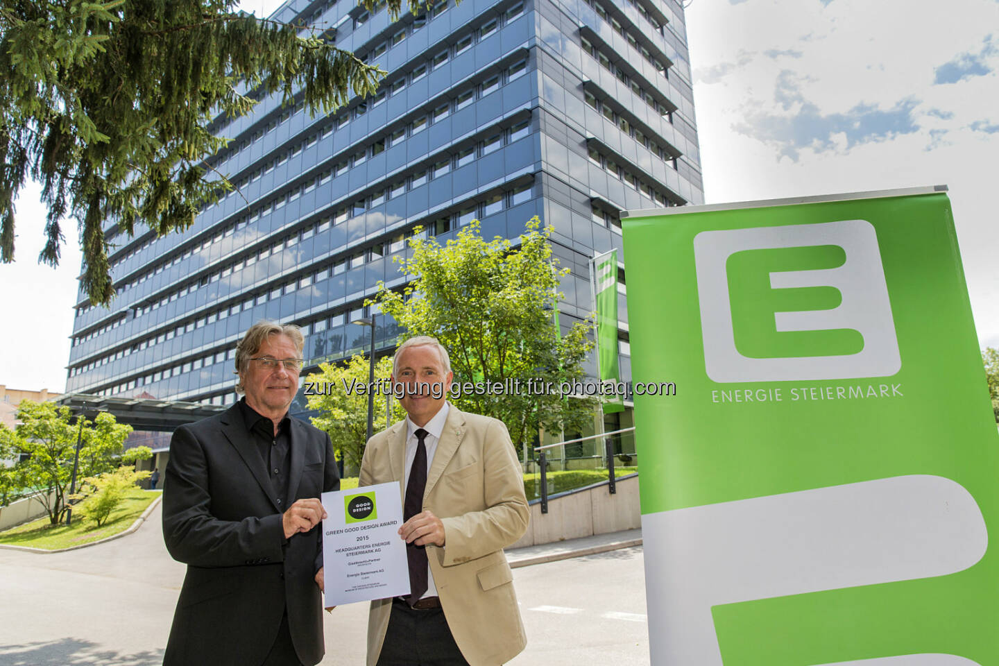 Ernst Giselbrecht (Architekt), Christian Purre (Vorstandssprecher) : Großer US-Architekturpreis „Green Good Design Award“  für „E-Office“ der Energie Steiermark : Fotocredit: Energie Steiermark