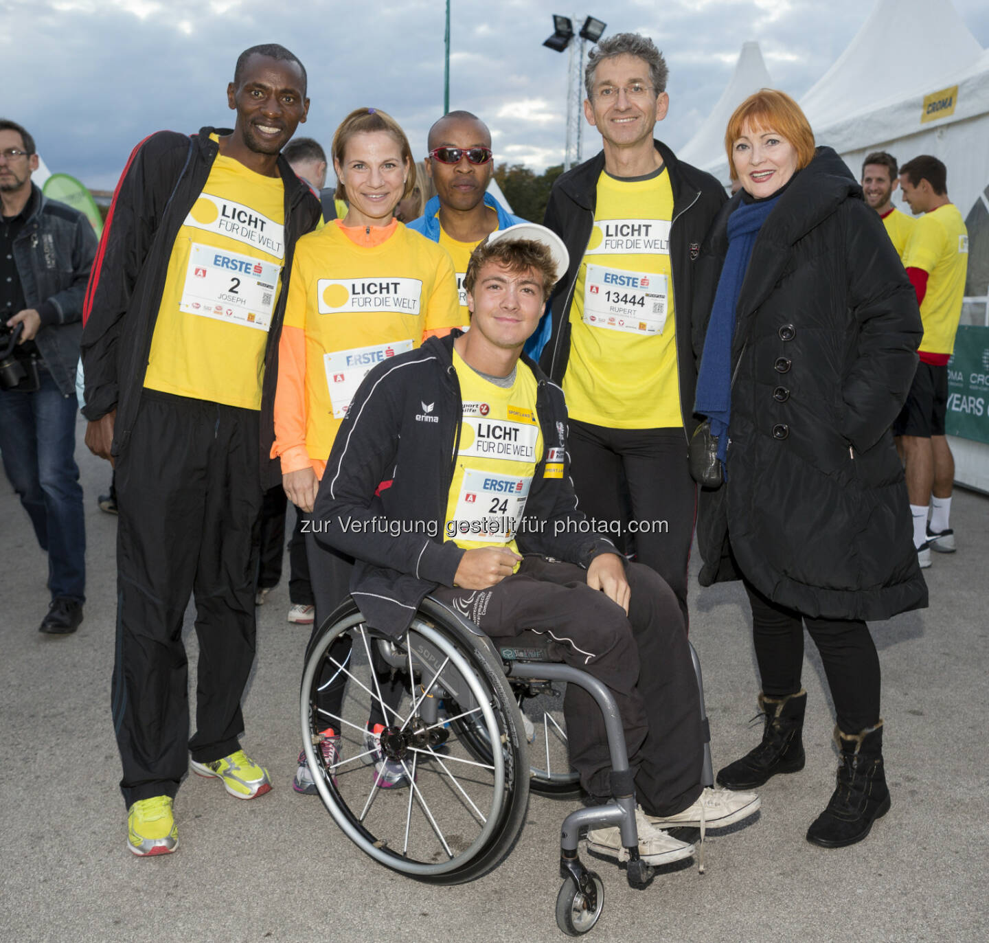 Joseph Kibunja, Kristina Sprenger, Henry Wanyoike, Nico Langmann, Rupert Roniger, Chris Lohner : 19.700 Mal Danke von Licht für die Welt : Auch der erste bank vienna night run 2015 stand ganz im Zeichen der Menschlichkeit. Tausende Profi- und HobbyläuferInnen gingen für den guten Zweck an den Start : Fotocredit: Thomas Mayer