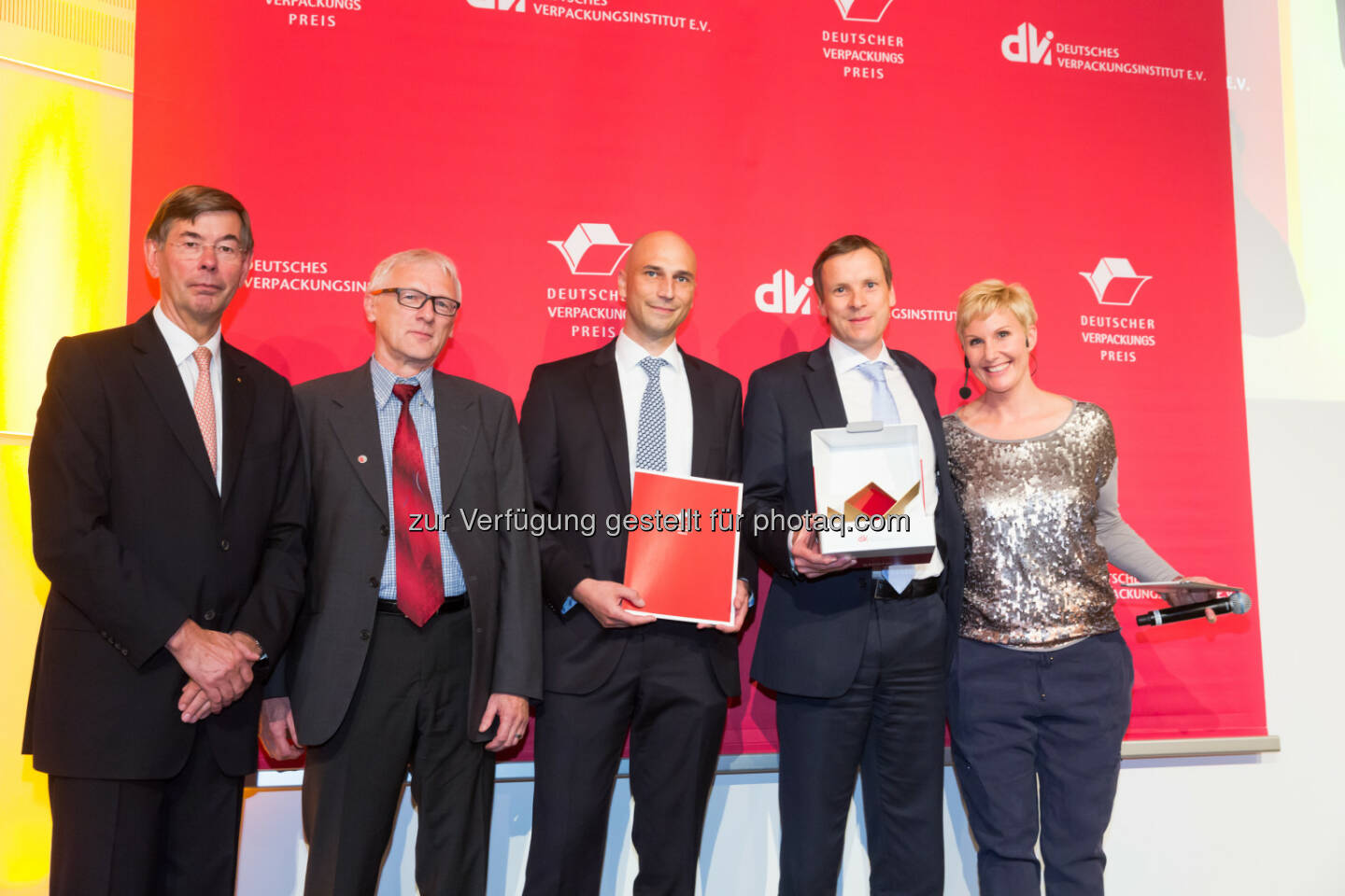 Burkhard Lingenberg (DVI-Vorstand und Gesamtverantwortlicher Deutscher Verpackungspreis), Werner Geitner (Technical Product Manager Constantia Flexibles), Ingo Geillersdörfer (Technical Product Manager Constantia Flexibles), Peter Stieboeck (Strategic Marketing Constantia Flexibles), Kathie Kleff (Moderation) : Constantia Flexibles gewinnt Deutschen Verpackungspreis 2015 : Fotocredit: dvi