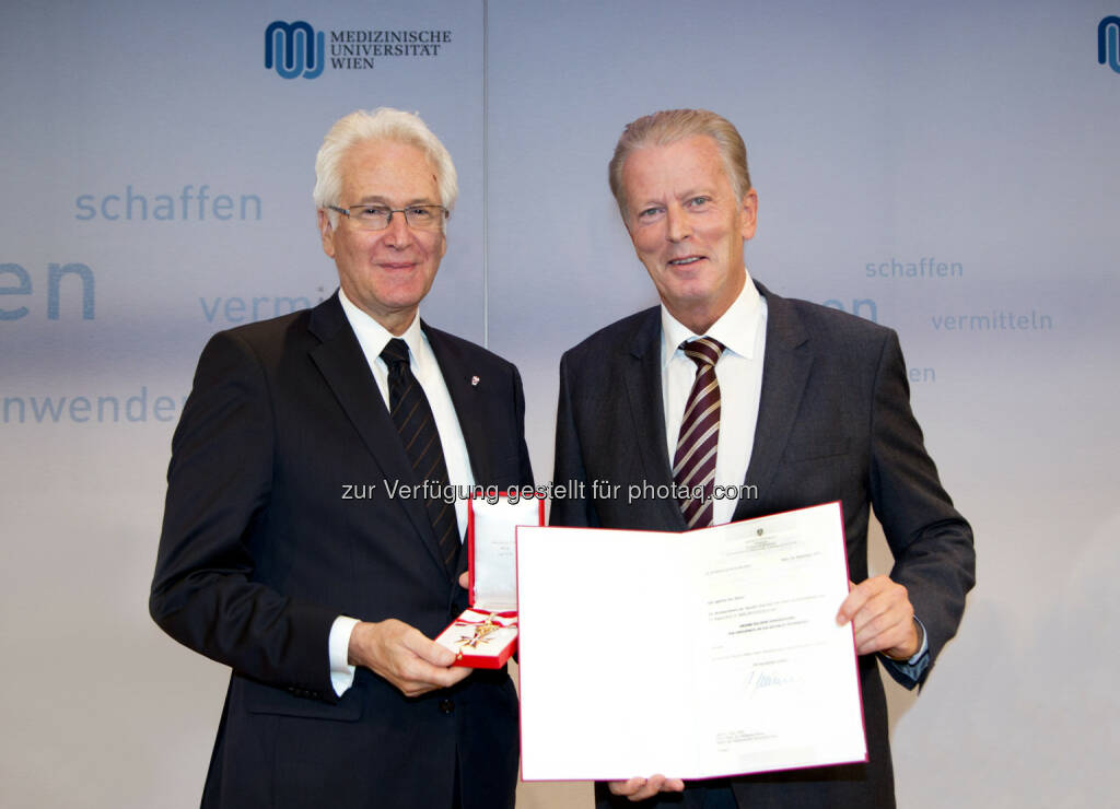 Wolfgang Schütz, Reinhold Mitterlehner : Überreichung großes Goldenes Ehrenzeichen an Rektor Schütz : 
Forschungsstandort Wien international sichtbarer gemacht - Verabschiedung nach 19 Jahren an der Spitze der Medizinischen Universität Wien : Fotocredit: bmwfw/ feel image/Matern, © Aussendung (01.10.2015) 