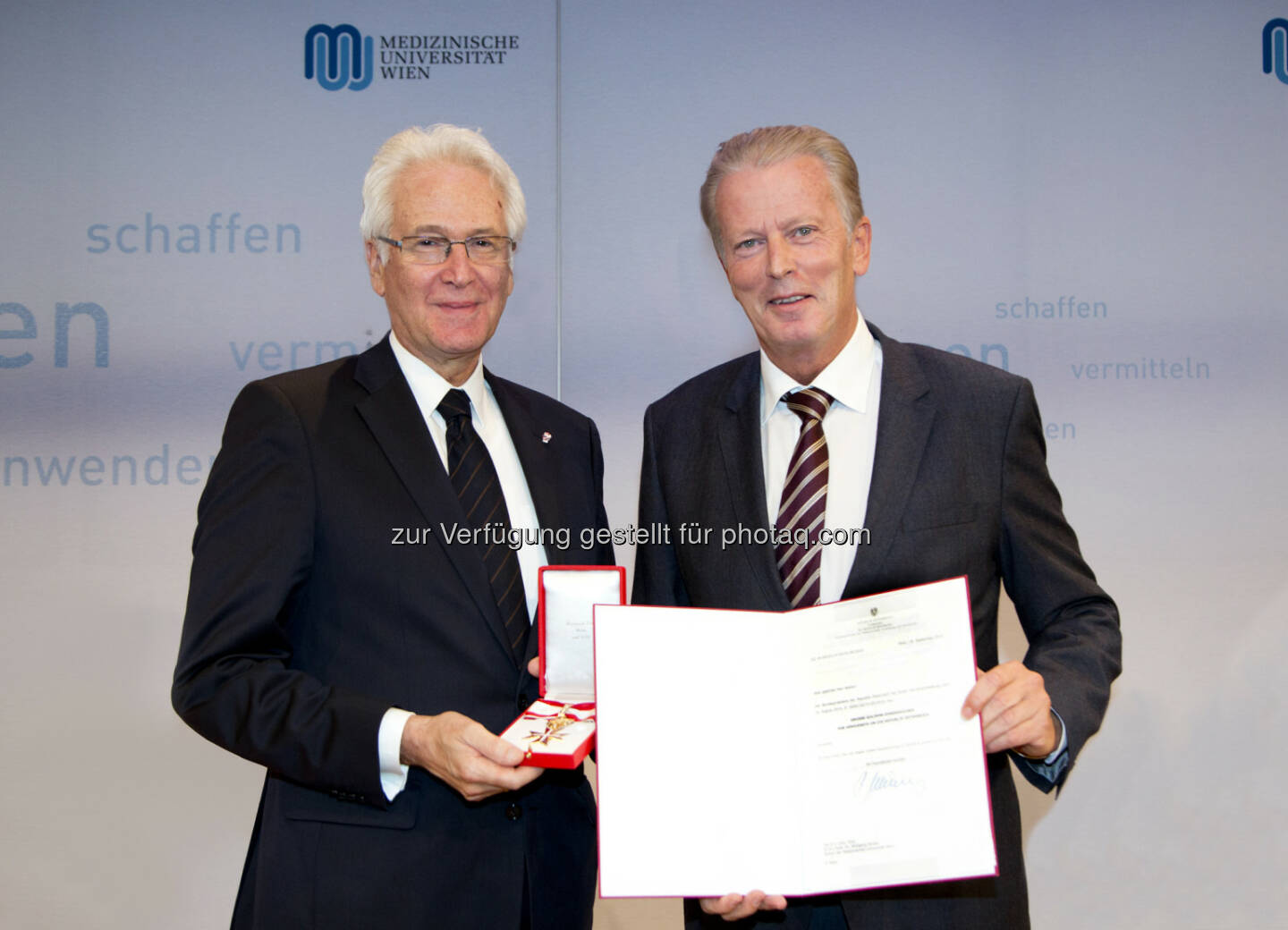 Wolfgang Schütz, Reinhold Mitterlehner : Überreichung großes Goldenes Ehrenzeichen an Rektor Schütz : 
Forschungsstandort Wien international sichtbarer gemacht - Verabschiedung nach 19 Jahren an der Spitze der Medizinischen Universität Wien : Fotocredit: bmwfw/ feel image/Matern