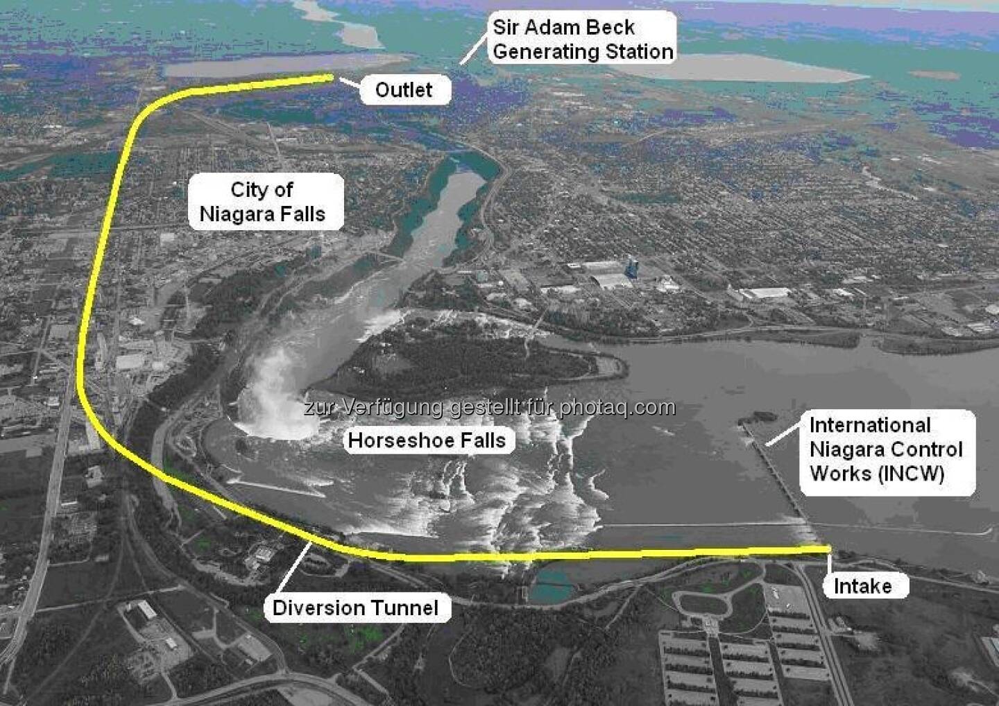 Strabag: Nach mehr als sieben Jahren Bauzeit ist nun das Niagara Tunnel-Projekt in Betrieb genommen worden. Das Schleusentor am Auslauf des Tunnels wurde in Anwesenheit von Projektbeteiligten des Auftraggebers Ontario Power Generation, der örtlichen Bauaufsicht von Hatch Mott MacDonald/Hatch Acres und des österreichischen Baukonzerns STRABAG geöffnet. Nachdem 24 Stunden Wasser ungehindert durch den 10,1 km langen Wasserzuleitungstunnel in der Nähe der berühmten Wasserfälle am Niagara Fluss geflossen ist, gilt das Jahrhundert-Bauwerk mit einem Bauvolumen von € 900 Mio. als fertig gestellt.