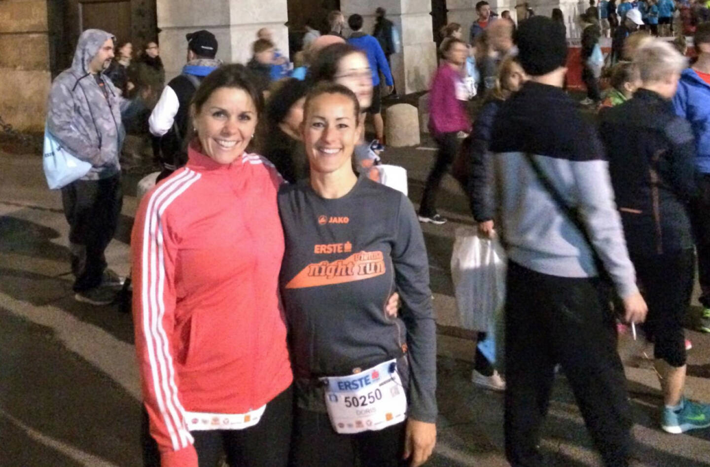 1. Oktober - Doris Schweighofer, rechts im Bild beim Vienna Night Run 2015;  http://www.runplugged.com gratuliert zum Geburtstag