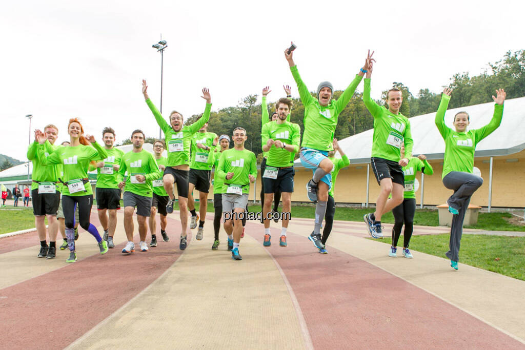 Team wikifolio Runplugged Runners, jump, Sprung, yes, © Martina Draper/photaq (04.10.2015) 