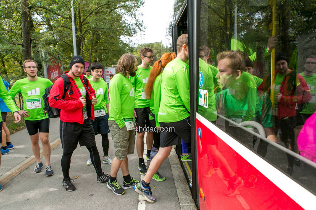 Team wikifolio Runplugged Runners, einsteigen, © Martina Draper/photaq (04.10.2015) 