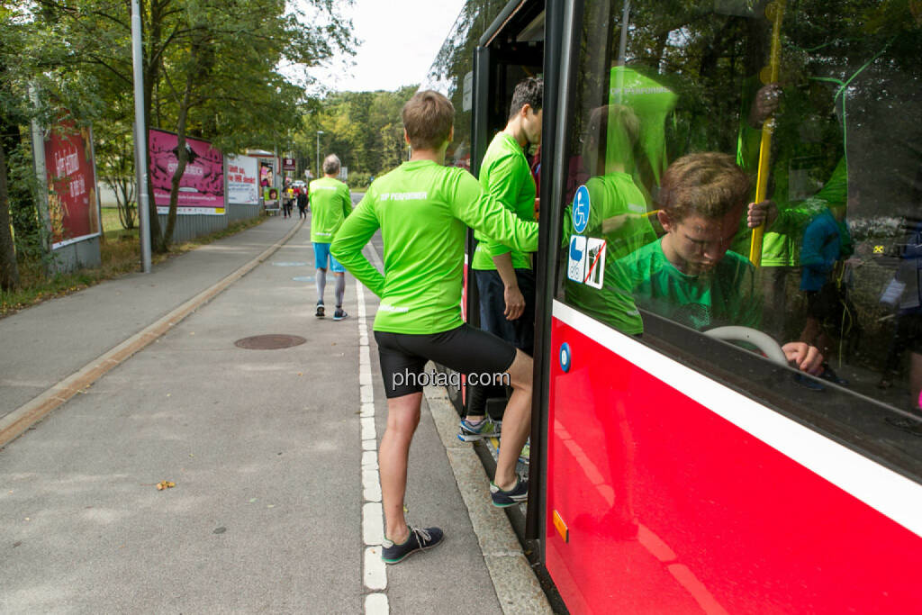 Team wikifolio Runplugged Runners, einsteigen, © Martina Draper/photaq (04.10.2015) 