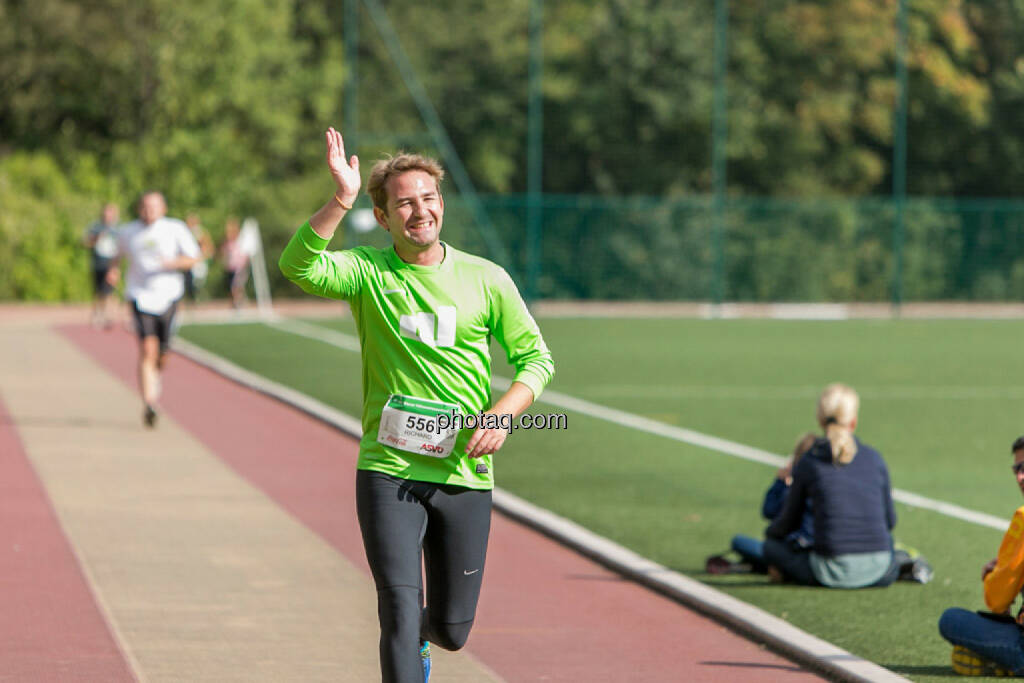 Team wikifolio Runplugged Runners, winken, smile, lächeln, © Martina Draper/photaq (04.10.2015) 