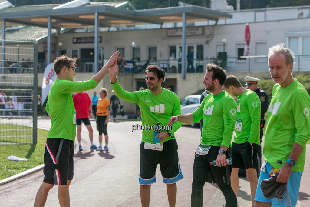 Team wikifolio Runplugged Runners, high five, © Martina Draper/photaq (04.10.2015) 