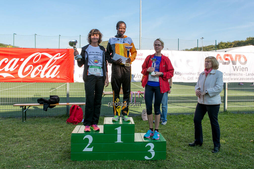 Sieger Damen 67. Internationaler Höhenstraßenlauf Classic, © Martina Draper/photaq (04.10.2015) 