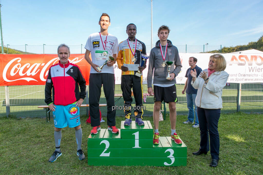 Christian Drastil mit Sieger Herren 67. Internationaler Höhenstraßenlauf Classic, © Martina Draper/photaq (04.10.2015) 