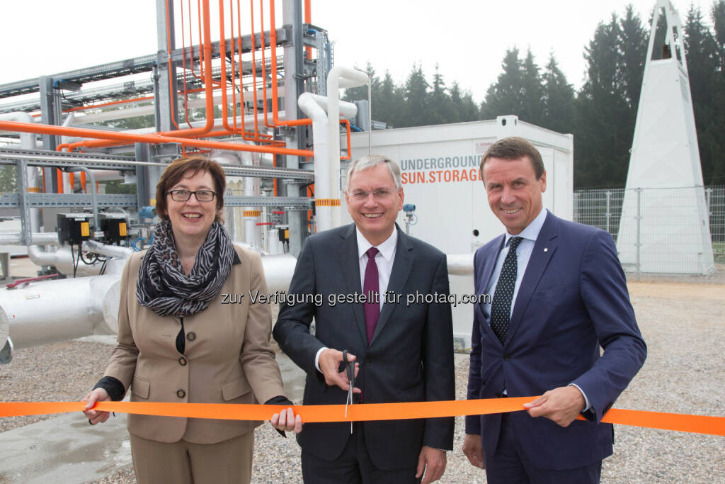 Theresia Vogel (Geschäftsführung Klima- und Energiefonds), BM Alois Stöger, Markus Mitteregger (Vorstand RAG) : Eröffnung Underground Sun Storage : Europaweit einzigartiges Forschungsprojekt zur unterirdischen Speicherung von Wind- und Sonnenenergie : Fotocredit: Klima- und Energiefonds/APA-Fotoservice/Vogl, © Aussendung (05.10.2015) 