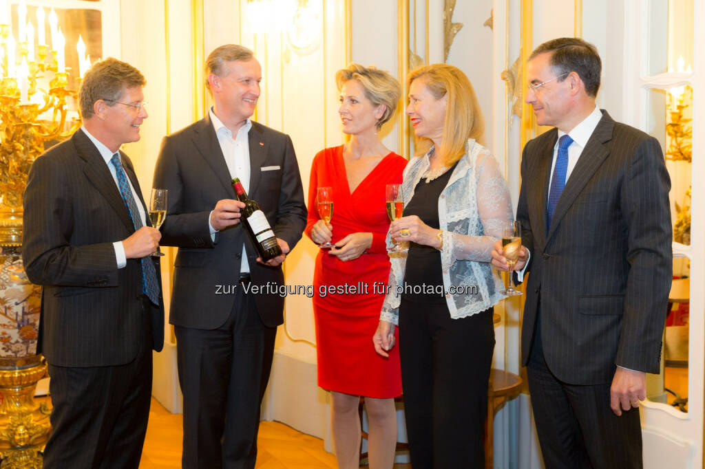 Karl Hohenlohe (Herausgeber Gault Millau), Alexander Deopito (Vorsitzender der Geschäftsleitung Lidl Österreich), Martina Hohenlohe (Herausgeberin Gault Millau), Pascale und Pascal Teixeira da Silva (Frau des Botschafters und der französische Botschafter in Österreich) : Französische Weinwochen bei Lidl Österreich : Fotocredit: Lidl Österreich/Rauchenberger, © Aussender (05.10.2015) 