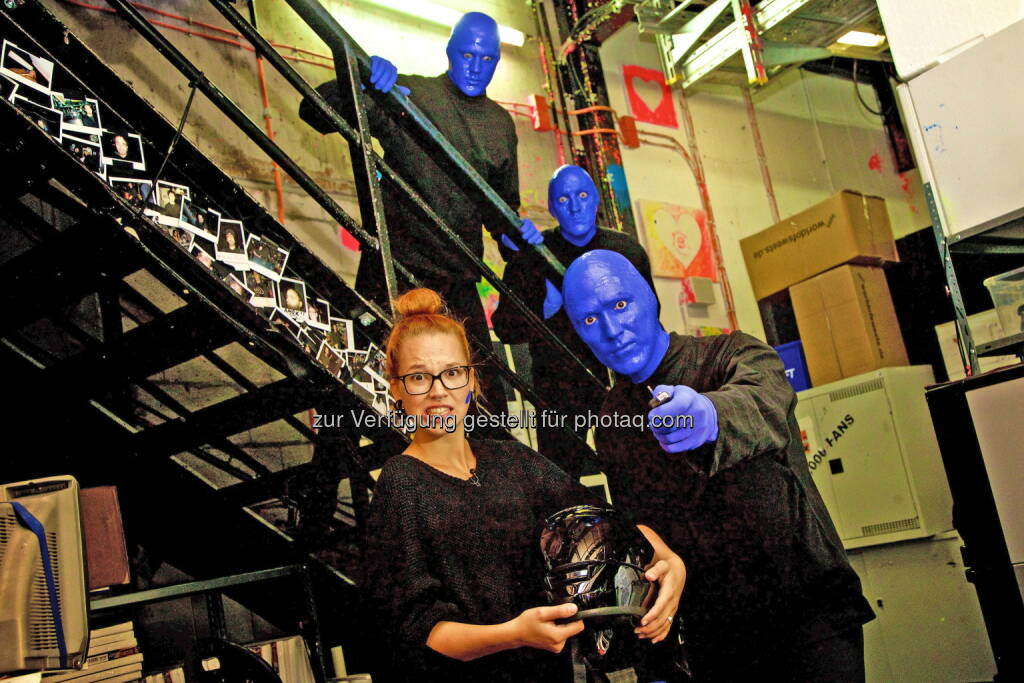 Blue Man Group und Stefanie Heinzmann backstage im Stage Bluemax Theater bei Vorbereitungen für den gemeinsamen TV-GigStage Entertainment Berlin: Blue Man Group feat. Stefanie Heinzmann bei Raabs letzter TV total Stock Car Crash Challenge (C) Stage Entertainment Berlin/StageEntertainment_EventpressSR, © Aussender (06.10.2015) 