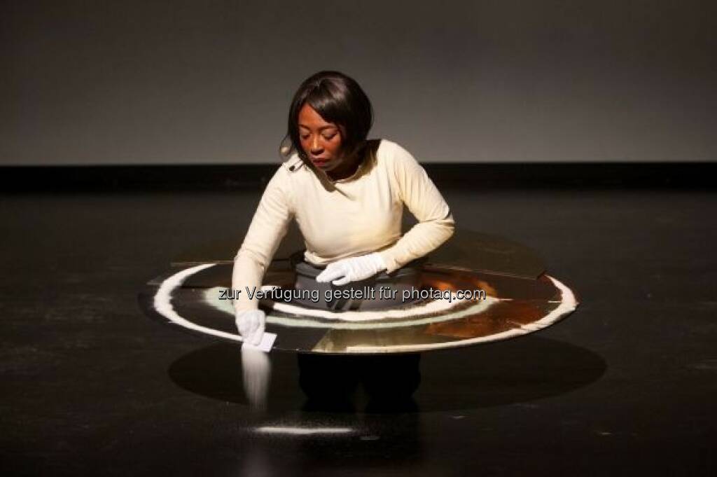 Otobong Nkanga, 'Glimmer Fragments Performance' 2014 © the artist : BMW Tate Live Performance Room 2015 mit Mary Reid Kelly, Otobong Nkanga, Naufus Ramírez-Figueroa, Michael Smith : ©BMW Group, © Aussendung (07.10.2015) 