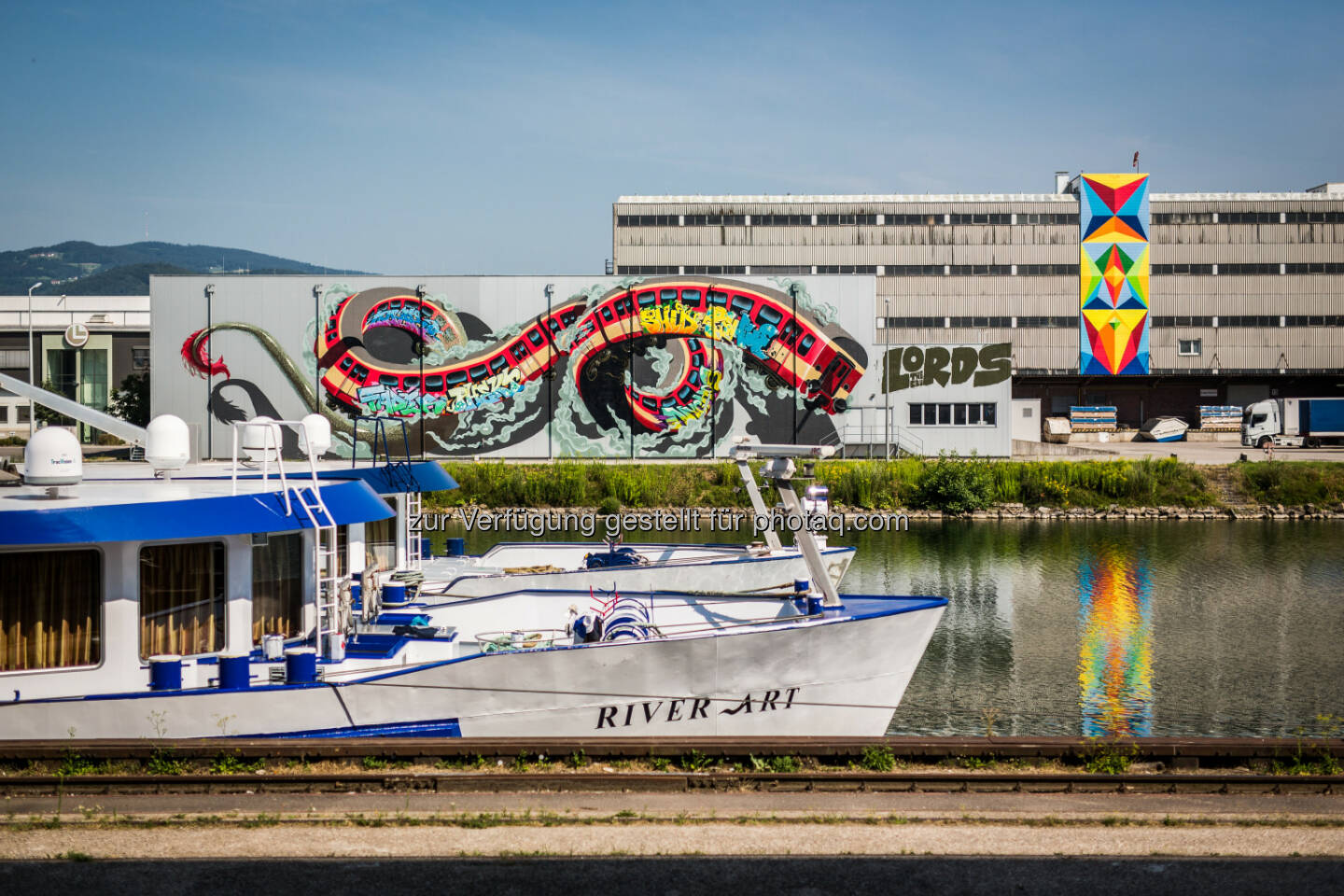 Lords Of The Red Dragon von der Lords Crew (USA/Österreich: Lord Nychos, Lord Quake, Lord Fader, Lord Shed, Lord Shue, Lord Phekt) : Luz De Linz - Das spezielle Licht im Linzer Hafen  von  Flix aus Caracas, Venezuela : Galerie Eröffnung: Mural Harbor - Die Hafengalerie : 50 Bilder von Künstlern aus 20 Nationen in einer Freiluft Galerie im Linzer Hafen : Fotocredit: Mural Harbor/Greindl