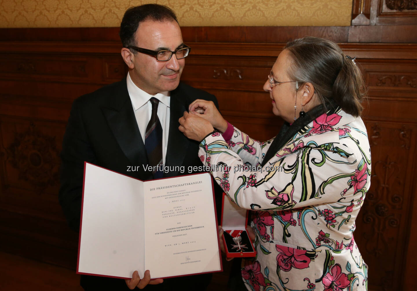 Birol Kilic (Obmann TKG), Hildegard Siess (MR Bundeskanzleramt) : Verleihung des Ehrenzeichens für Verdienste um die Republik Österreich an den Obmann der Türkischen Kulturgemeinde (TKG) Birol Kilic : Fotocredit: ZWIhsan