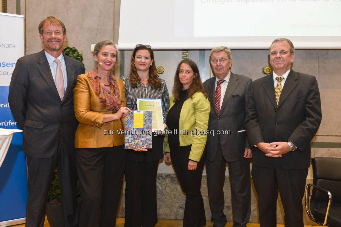 Wolfram Tertschnig (bmlfuw), Christine Jasch (Leitung der Asra-Jury), Andrea Sihn-Weber (RZB), Anita Lang (RZB), Jakob Schmalzl (Kammer der Wirtschaftstreuhänder), Michael Schober (Institut Österreichischer Wirtschaftsprüfer) : RZB-Gruppe und Valida Vorsorge Management beim Austrian Sustainability Reporting Award 2015 ausgezeichnet : Fotocredit: KWT / Robert Herbst, POV