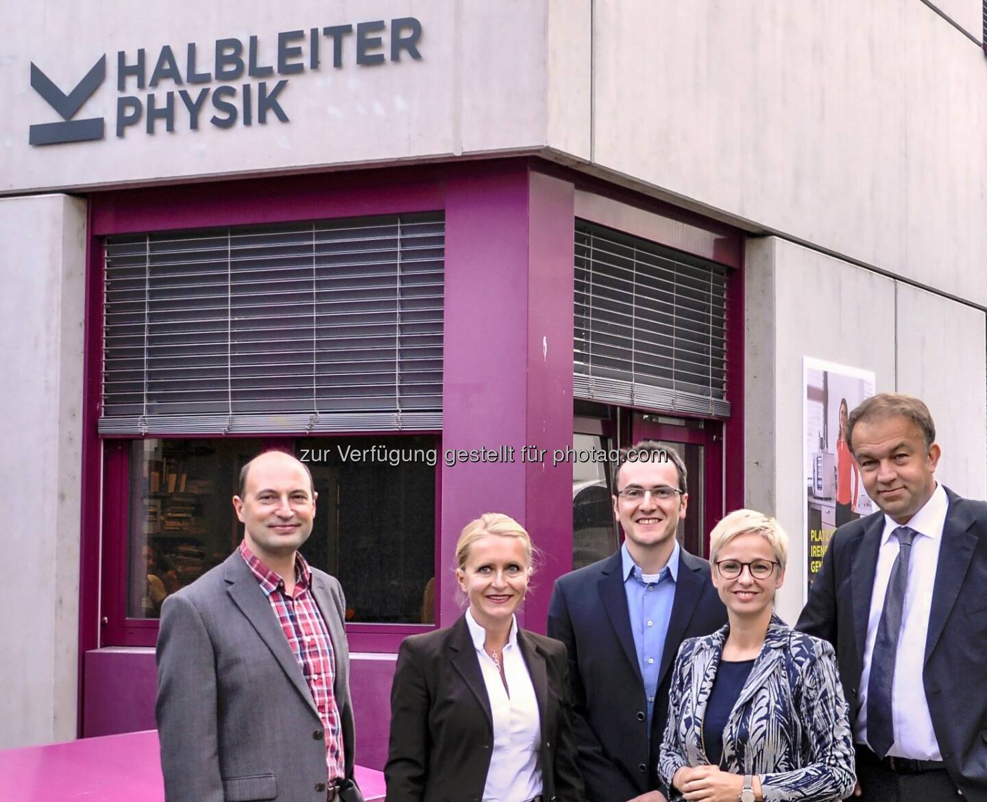 Alexander Egyed (Vizerektor für Forschung), Barbara Romauer (Vizerektorin für Finanzen), Armando Rastelli (Institutsleiter), Doris Hummer (Landesrätin), Meinhard Lukas (Rektor) : Am Institut für Halbleiter- und Festkörperphysik der Johannes Kepler Universität Linz wurde eine neue Elektronenstrahllithografie-Anlage in Betrieb genommen. Möglich wurde die 670.000 Euro teure Investition durch die Unterstützung des Landes Oberösterreich : ©JKU