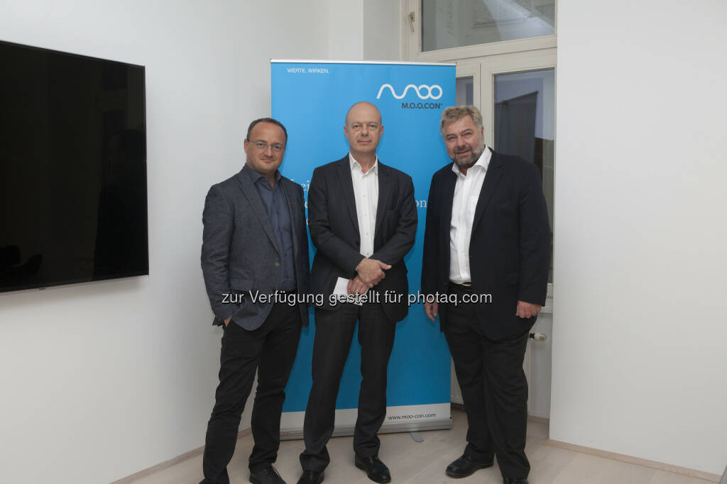 Harry Gatterer (Zukunftsinstitut), Herbert Zitter (m.o.o.con), Karl Friedl (m.o.o.con) : Aufbruch in eine neue Arbeitswelt
Eröffnung der m.o.o.con home.base | Das tätigkeitsorientierte und gehirngerechte Büro : Fotocredit: Copyright m.o.o.con, Fotograf Walter Oberbramberger, © Aussender (08.10.2015) 