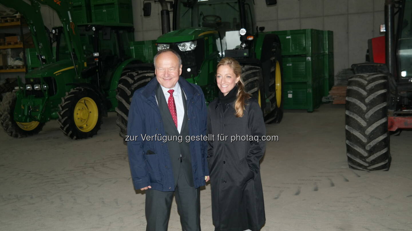 Hermann Schultes (LWK-Präsident), Alexa Wesner (US-Botschafterin), Bauernhof Familie Strohmaier : Die USA sind der weltweit größte Markt für Bio-Lebensmittel, und zahlreiche hochwertige Produkte aus Österreich erfreuen sich großer Beliebtheit in Amerika : Fotocredit: US Botschaft