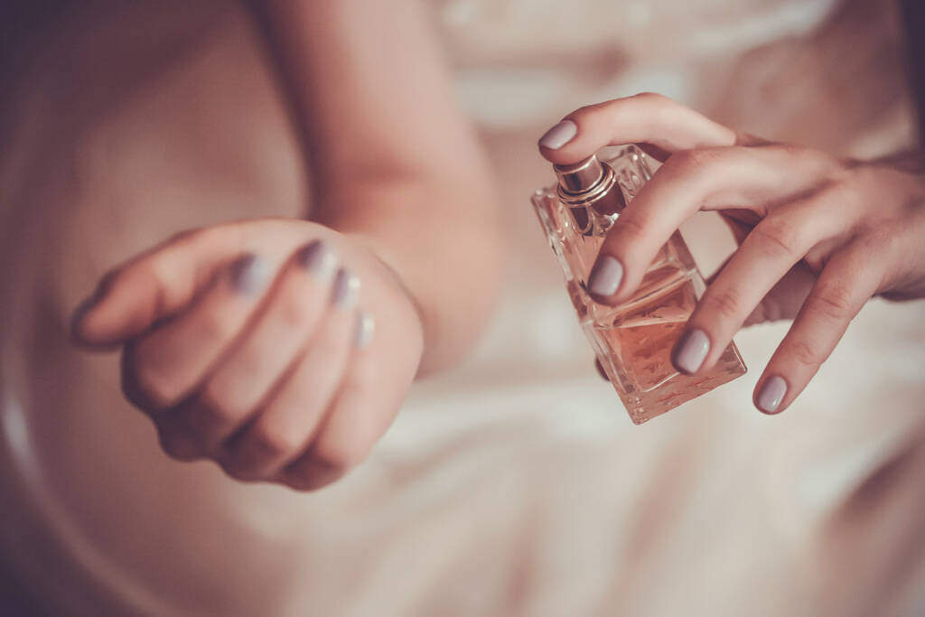 Parfum, Duft, http://www.shutterstock.com/de/pic-221862415/stock-photo-bride-applying-perfume-on-her-wrist.html, © www.shutterstock.com (09.10.2015) 