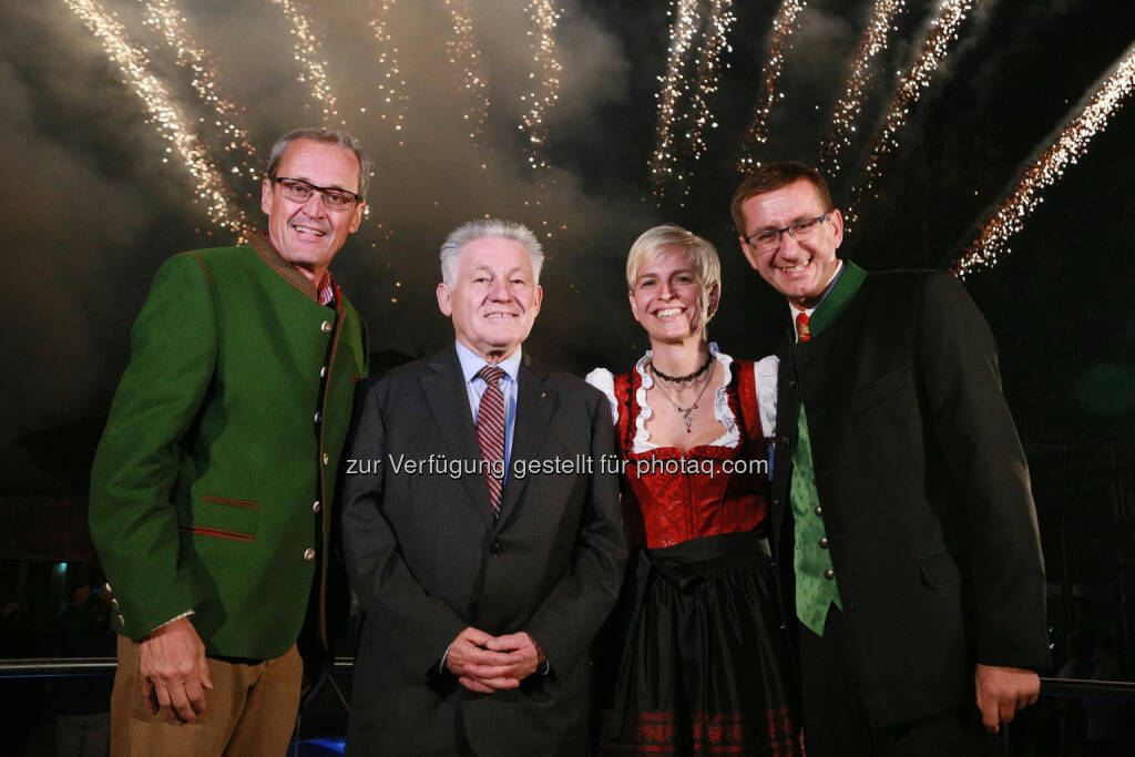 Gerhard Baumgartner (Bad Schallerbachs Bürgermeister), LH Josef Pühringer (Aufsichtsrats-Chef), Silke Achleitner, Markus Achleitner (Eurothermen-GD) : AusZeit Sauna-Bergdorf in Bad Schallerbach eröffnet : Die Eurothermen investierten 11 Mio. Euro in ein neues Saunaparadies : Fotocredit: EurothermenResorts/Maringer, © Aussender (09.10.2015) 