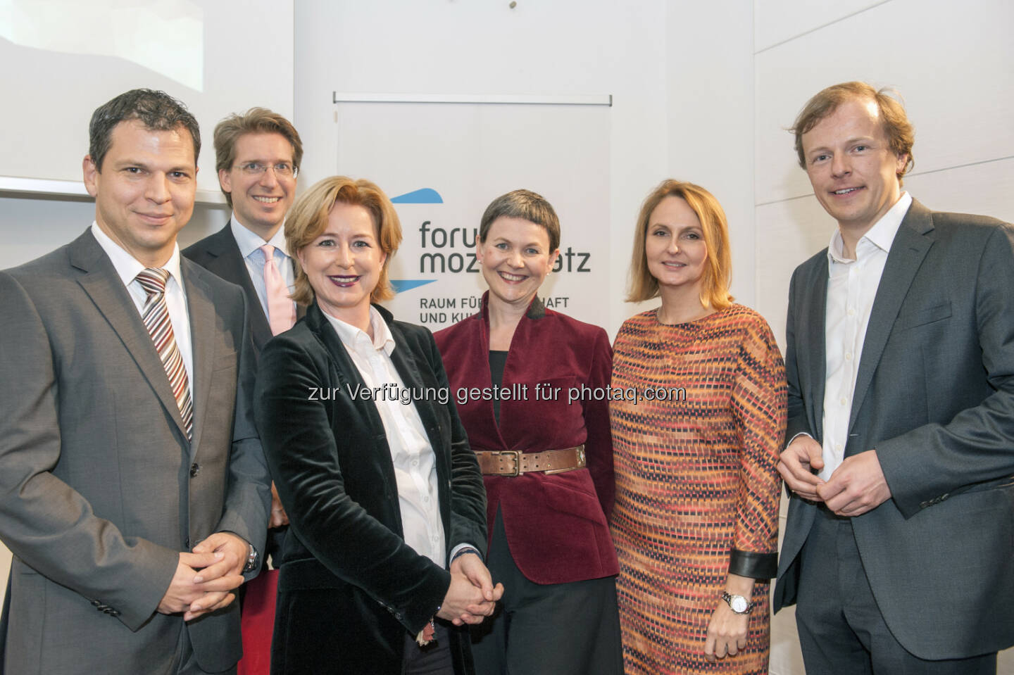 Gerald Netal (Risk Experts), Florian Laszlo (Observer-GF), Birgit Kraft-Kinz (Obfrau forum mozartplatz), Bettina Pepek (Kommunikationsexpertin), Eva Komarek (Wirtschaftsblatt-Chefredakteurin), Steffen Bunnenberg (Rechtsanwalt, Berlin und RMA-Arbeitskreisleiter): forum mozartplatz zum Reputationsrisiko Kommunikation : Vorbereitung auf den Shitstorm als Chance? – Diskussion von rund 100 Gästen wie man heutzutage noch den guten Ruf eines Unternehmens schützen kann : © Christian MUELLER 