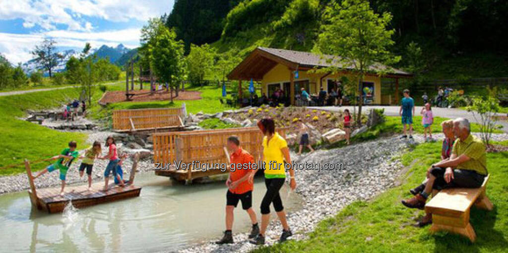 Ein Tal schafft WasserKOMMUNIKATION

Auf 2,5 Kilometern schlängelt sich der Wasserinformationsweg durchs Raurisertal. Wanderinnen und Wanderer können sich hier über die kristallklaren Quellen und die lokalen Besonderheiten informieren. Der „Urquell“ oder das „Waldgeheimnis“ sind optimale Plätze, um sich die müden Beine auszuruhen, während die Kinder am Wasserspielplatz herumtollen. Die Gemeinde Rauris kombiniert damit Erholung und Information und sensibilisiert Besucherinnen und Besucher für das Thema Wasser., © <a href=