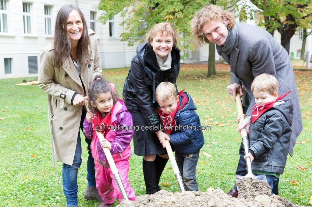 Susanna Haas (Stv. GF St. Nikolausstiftung), Silke Kobald (Bezirksvorsteherin des 13. Wiener Bezirks), David Pötz (GF Orthop. Spital Speising) : Neuer Kindergarten in Wien-Hietzing : Das Orthopädische Spital Speising und die St. Nikolausstiftung luden zum Spatenstich : Fotocredit: Orthop. Spital Speising / Kawka, © Aussender (12.10.2015) 