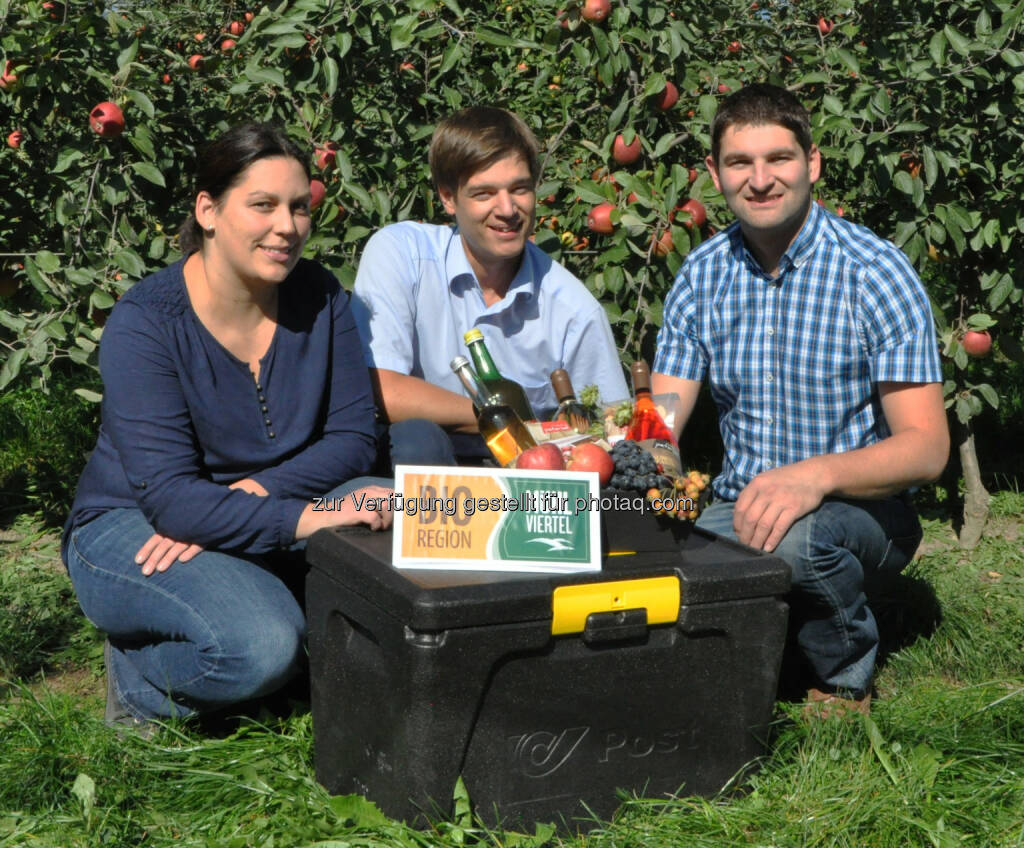 Barbara Peterseil (Bio-Bäuerin), Christian Lochner (Onlineshop-Betreiber), Daniel Breitenfellner (GF BioRegion Mühlviertel) : BioRegion Mühlviertel eröffnet Online-Shop : Fotocredit: BioRegion Mühlviertel, © Aussendung (12.10.2015) 