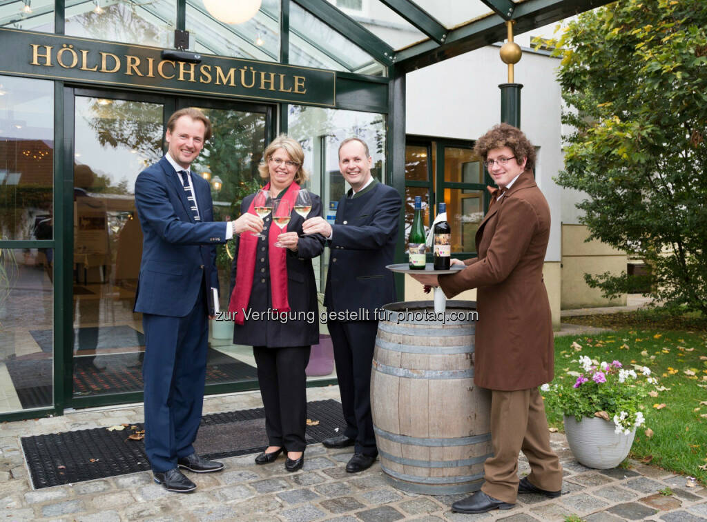 Gabriel Schandl (Buchautor und Keynote-Speaker), Irene und Erich Moser (Inhaber Höldrichsmühle), Matthias Muck (als kostümierter Franz Schubert) : Das Hotel Restaurant Höldrichsmühle im südlichen Wienerwald feierte sein 20-jährigen Bestehen als Seminar- und Businesshotel : Fotocredit: Paul Sebesta, © Aussendung (12.10.2015) 