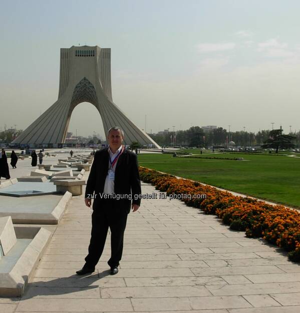 Peter Pollak (langjähriger Außenwirtschaftsberater & Förderexperte), Milad Tower, Teheran : Geschäftspotential im Iran : Mit dem richtigen Berater jetzt die Chancen nutzen : Ab 2016 sollen die Sanktionen gegen den Iran gelockert werden, insbesondere der Zahlungsverkehr soll vereinfacht werden - hier tut sich ein enormes wirtschaftliches Potential auf : Fotocredit: Peter Pollak, © Aussendung (12.10.2015) 