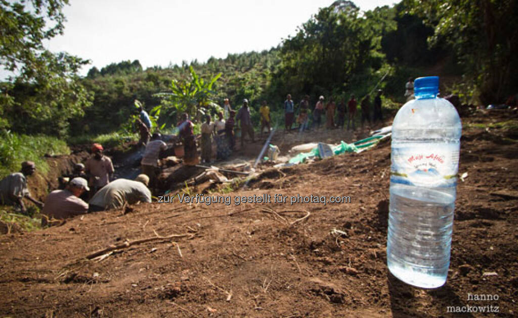 Der Hauptpreis: Hilfe zur Selbsthilfe

Den nachhaltigen und selbstbestimmten Umgang mit Wasser fördern. Dieses Ziel verfolgte das Siegerprojekt  „Maji Afrika – Wasser für Afrika“. Im Dorf Ibwanzi im südöstlichen Hochland von Tansania war das Trinkwasser – ebenso wie in der gesamten Region – mit Keimen verunreinigt. Die Folge: Viele Bewohnerinnen und Bewohner litten an Durchfall. Die „Eine Welt Gruppe Schlins/Röns“ und die lokale NGO „rural developement organization“ setzten bei den Menschen vor Ort an. Sie organisierten Workshops und schützten gemeinsam mit der Bevölkerung die örtliche Quelle., © <a href=