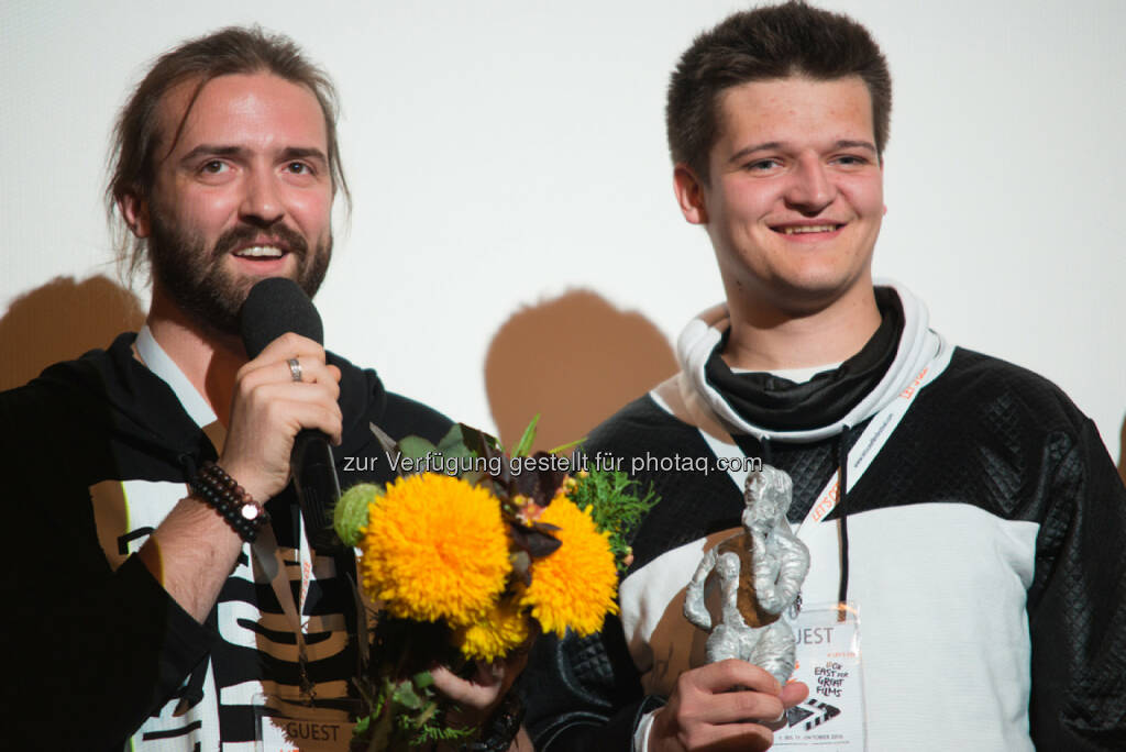 Mitry Semenov-Aleinikov (Regisseur), Mikhail Bychanok (Produzent) : Preisverleihung des Let's Cee Film Festivals : Urania Award für den besten Kurzfilm „The Same Blood“ aus Weißrussland : Fotograf: Pablo Á. Mendivil/Fotocredit: APA, © Aussendung (12.10.2015) 