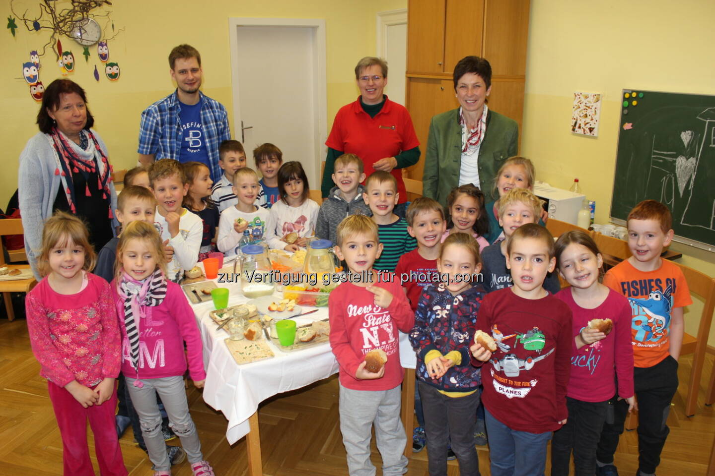 Christine Sommergruber (Volksschullehrerin Josefinum), Johannes Traxler (Volksschullehrer Josefinum), Annette Glatzl (Seminarbäuerin), Andrea Schwarzmann (Bundesbäuerin) : Landwirtschaft zum Anfassen in der Volksschule : Bundesweite Bäuerinnen-Herbstaktion rund um den Welternährungstag :  Fotocredit: Arge Bäuerinnen/A.Schreiner