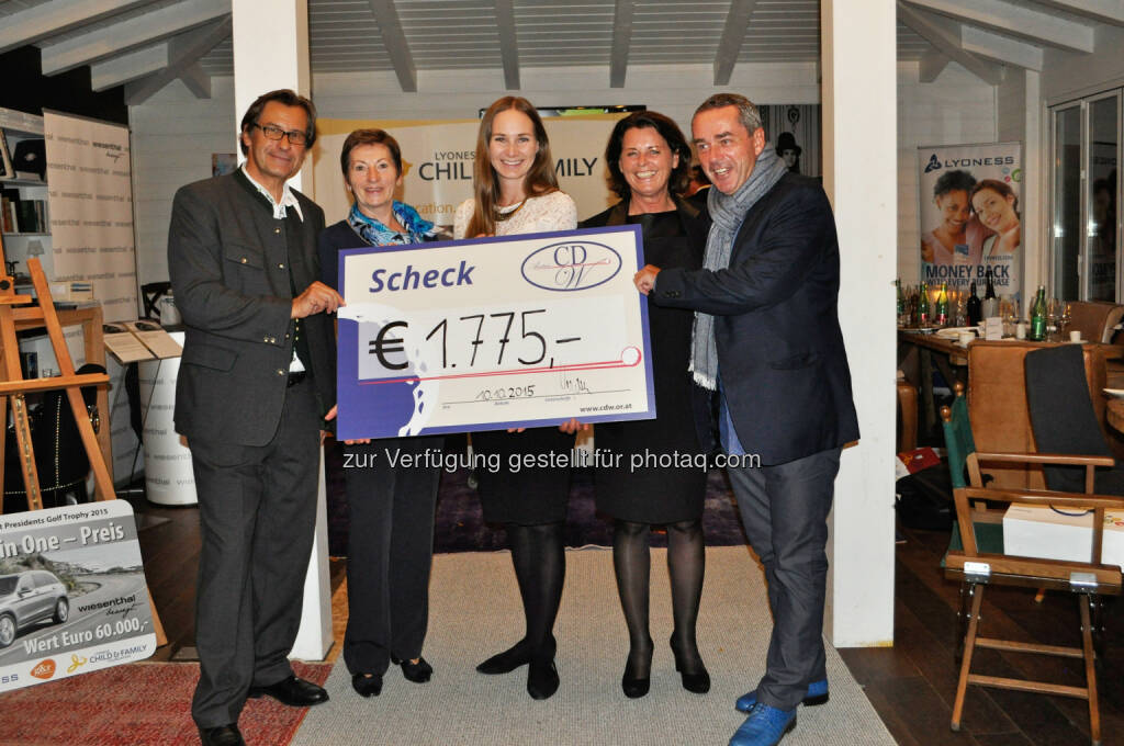 Josef Vuzem (CDW-Präsident), Silvia Dick (Fa. Wiesenthal), Nina Passegger (Verein Lyoness Child & Family Foundation), Silvia Kelemen Weihs (Lyoness), Wolfgang Fischer (Golf & Reisen) : Übergabe des Tombola-Erlöses  : Ein Golftag im Zeichen der Wohltätigkeit: Gesponsert von der Shopping Community Lyoness und in Kooperation mit dem Lyoness Partnerunternehmen Golf & Reisen ging am 10. Oktober die Club Diplomatie & Wirtschaft Presidents Golf Trophy 2015 über die Bühne. Fotocredit: Lyoness, © Aussender (12.10.2015) 