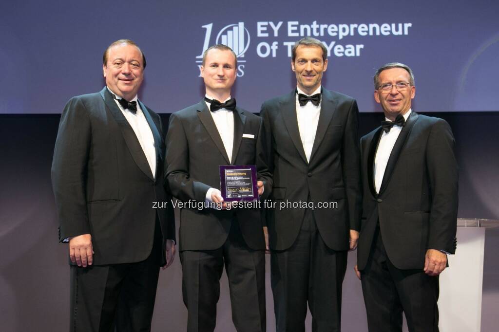 Dieter Waldmann (verantwortlicher Executive Director EY Entrepreneur Of The Year in Österreich), David Greiner (Geschäftsführer bei Delta), Wolfgang Kradischnig (Geschäftsführer bei Delta) und Helmut Maukner (Country Managing Partner EY Österreich). Dieter Waldmann und Helmut Maukner überreichen David Greiner (stellvertretend für Wilhelm Greiner) und Wolfgang Kradischnig die Auszeichnung als Finalst des Entrepreneur of the Year 2015. (Bild: Point of View/EY), © Aussendung (13.10.2015) 