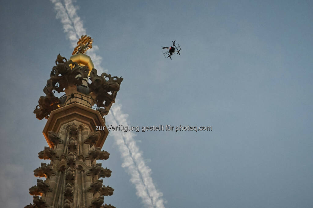 Drohnenflug von phoenixpix.at für Servus TV : Das niederösterreichische Unternehmen Phoenixpix realisierte gemeinsam mit k-works im Laufe dieses Jahres zahlreiche Filmflüge mit einem unbemannten Luftfahrzeug, die in ganz Österreich umgesetzt worden sind, wie z.B. über dem Wiener Stephansdom : Photocredit: Martin Bihounek / martinbihounek.com, © Aussender (14.10.2015) 